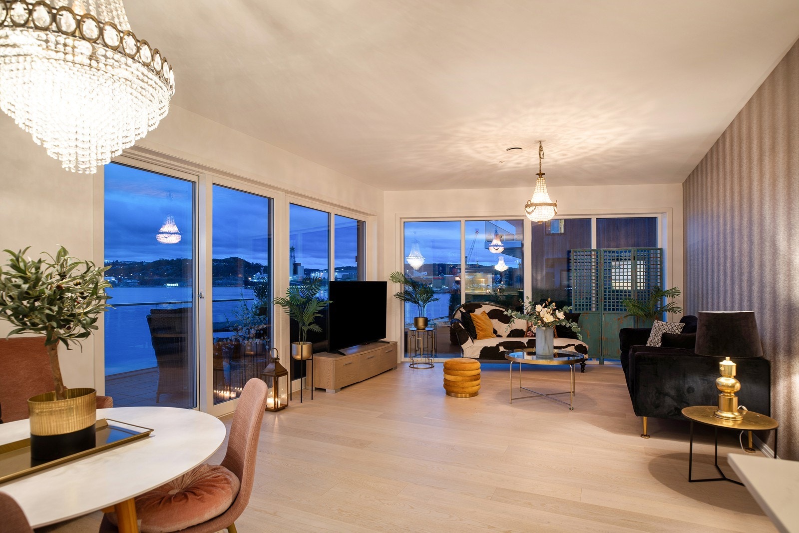 Kveldsstemning i stua. Galleribilde