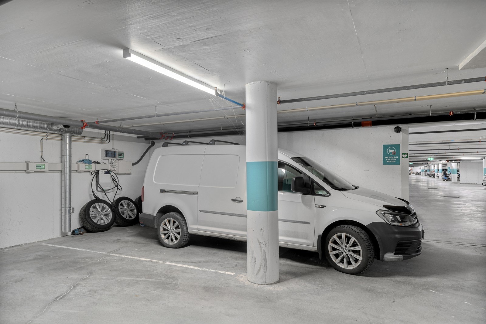 Medfølgende garasjeplass med elbil-lader. Heis ned fra leilighetsplan. Galleribilde