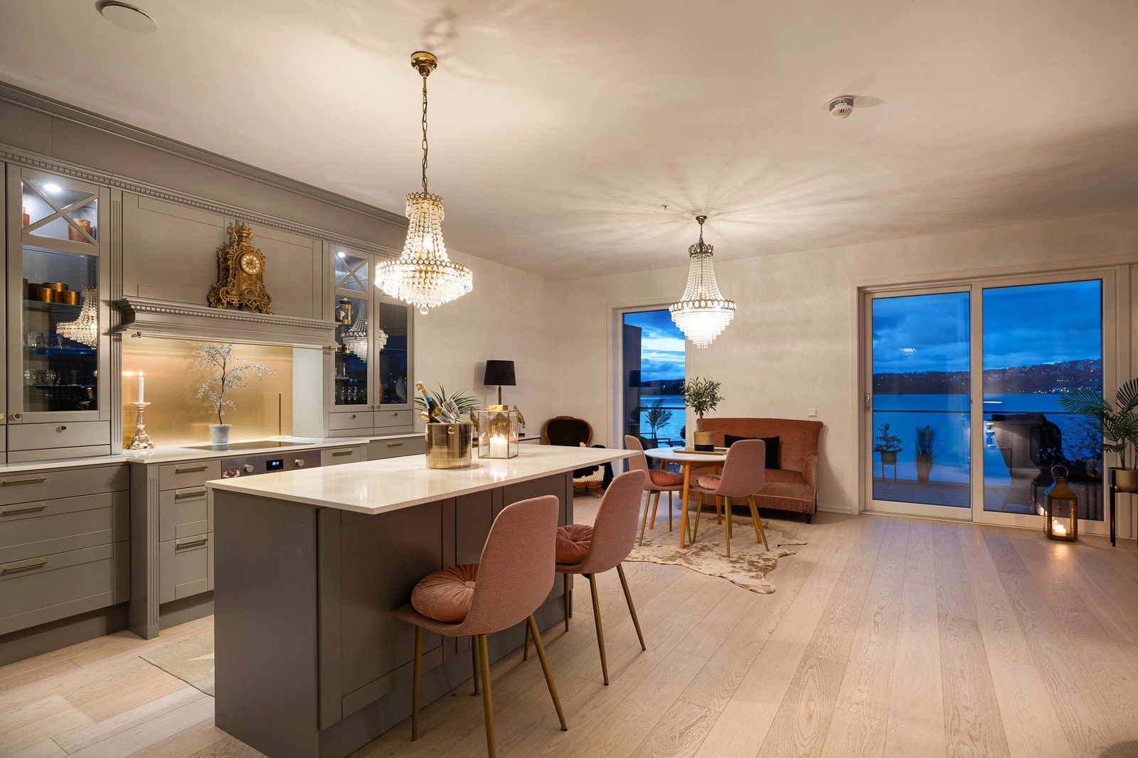 Boligen har gjennomtenkte og gjennomgående detaljer. Galleribilde