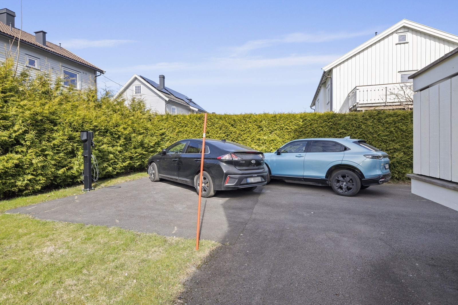 Det er parkeringsmuligheter for de som har bil, enten på biloppstillingsplass i gården utenfor huset eller langs veien. Det betales ikke leie for plassene. Det er ingen garasjer som tilhører borettslaget. Galleribilde