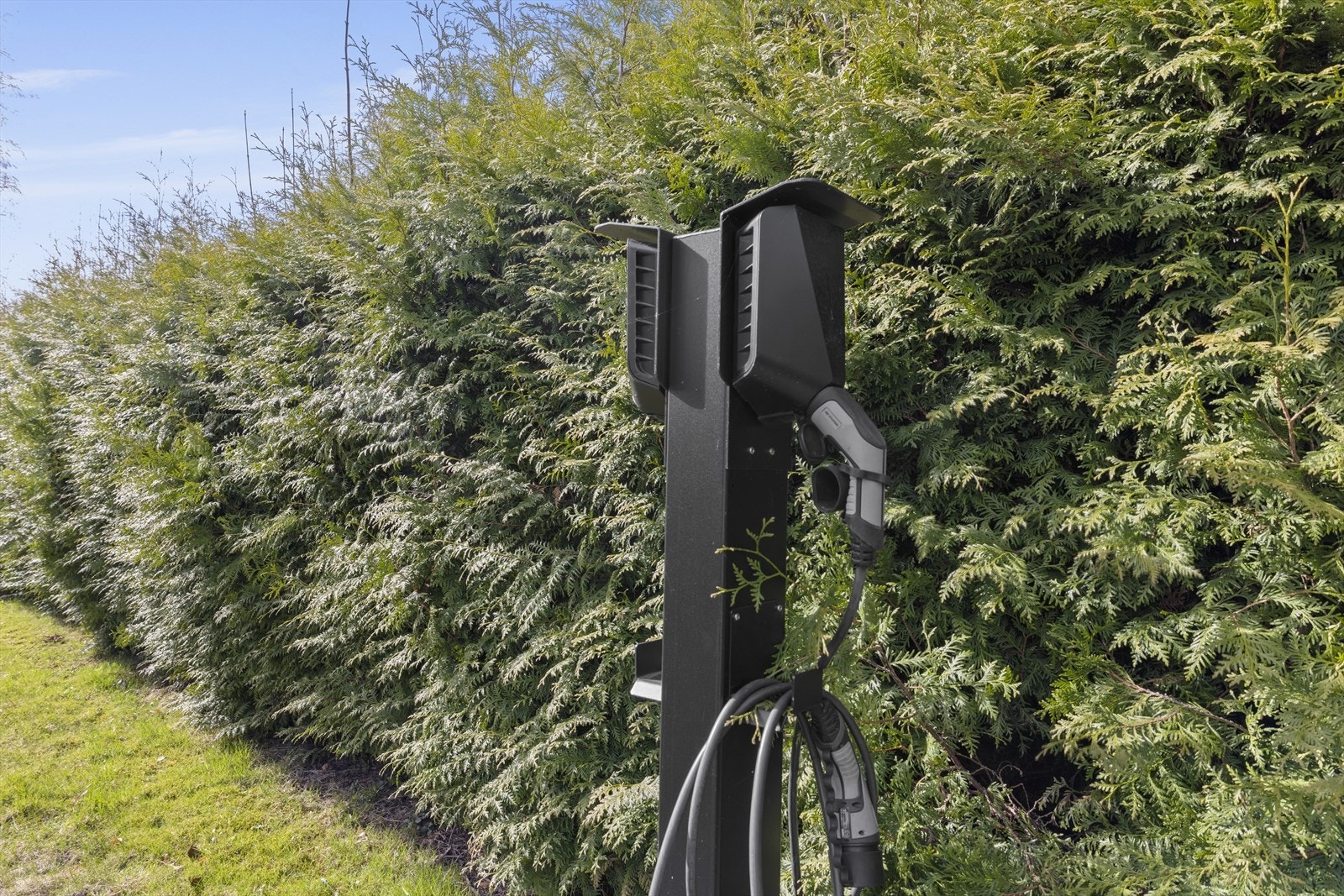 Borettslaget har etablert to doble elbilladere. Disse står ved to av husene, men kan benyttes av alle med elbil Galleribilde