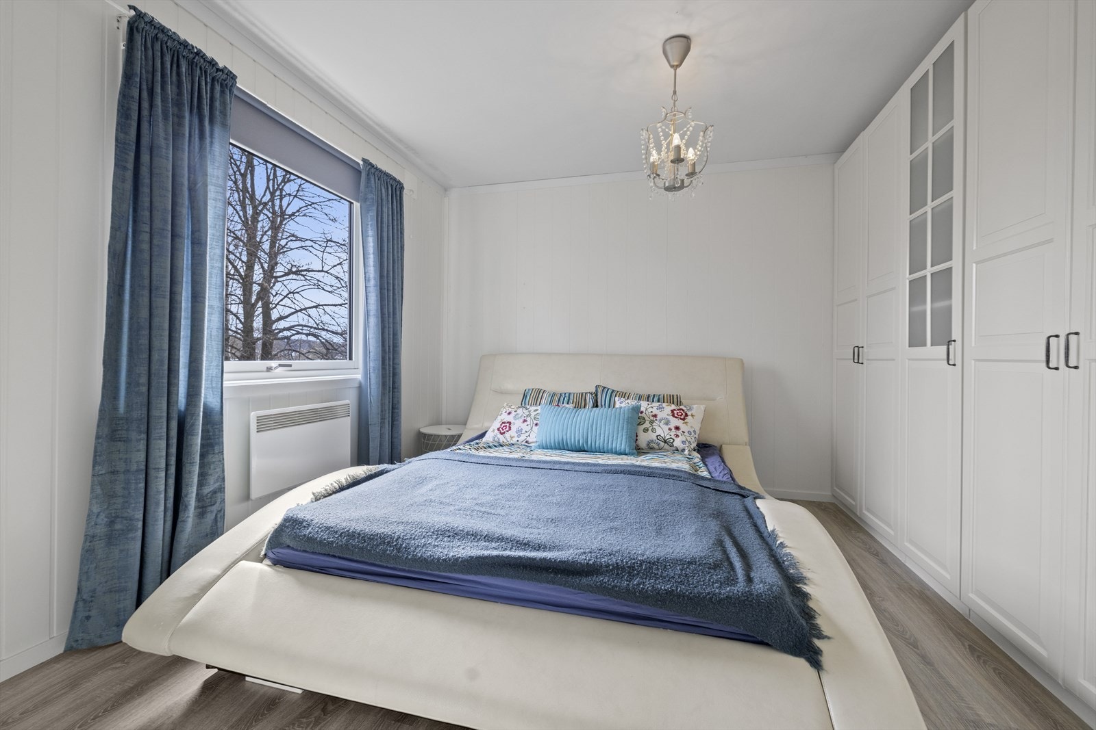 Romslig soverom med god plass til dobbeltseng, tilhørende nattbord og annet ønsket interiør. Galleribilde