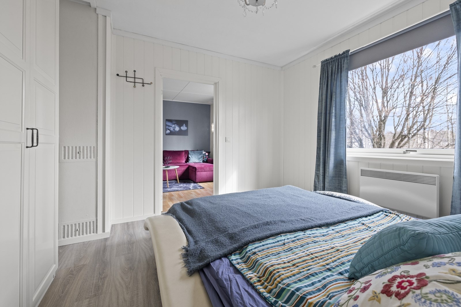 Det er store vindusflater som slipper inn rikelig med naturlig lys og bidrar til god ventilasjon. Galleribilde