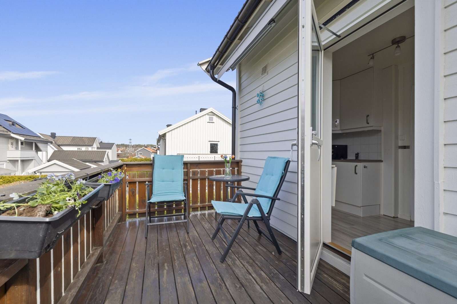 Her bor du i landlige omgivelser, men bare en kort gåtur unna alle fasiliteter i Tønsberg by. Det er også kort vei til fine turområder, butikker treningssenter m.m. Galleribilde