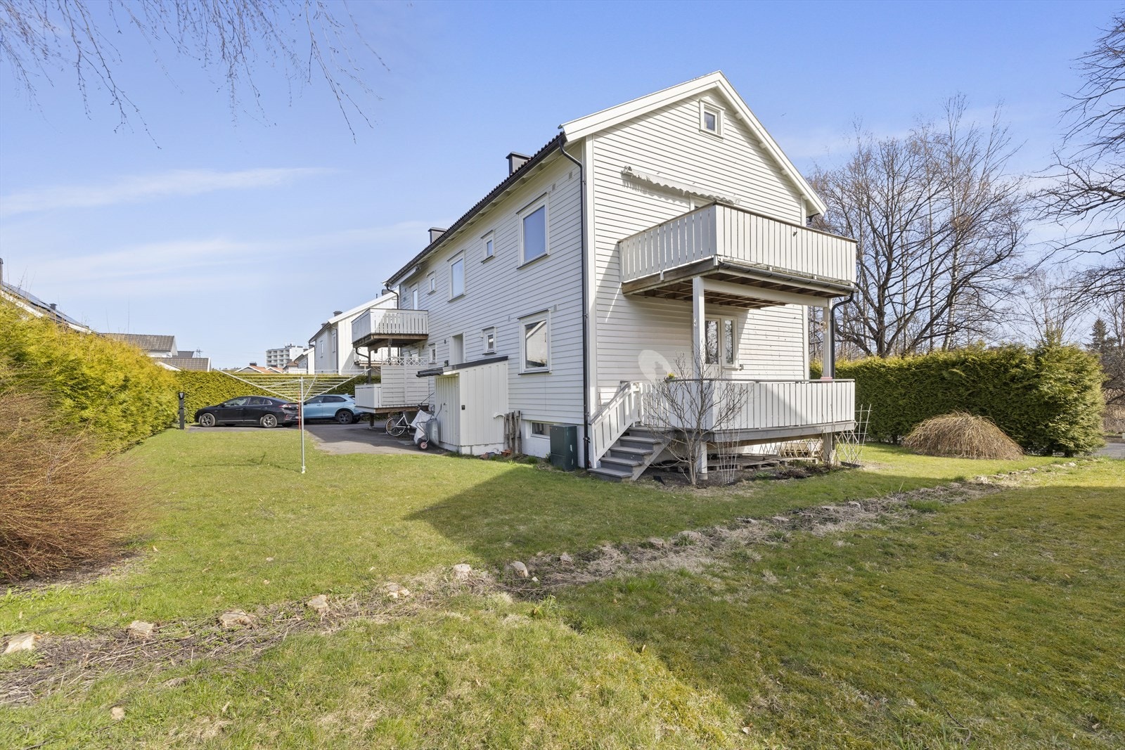 Kateryna Sigurjonsson v/Notar har gleden av å presentere Hedrumgaten 7 - En lys gjennomgående 2-roms med vestvendt veranda i et koselig og etablert boligområde på Træleborg/ Heimdal. Galleribilde