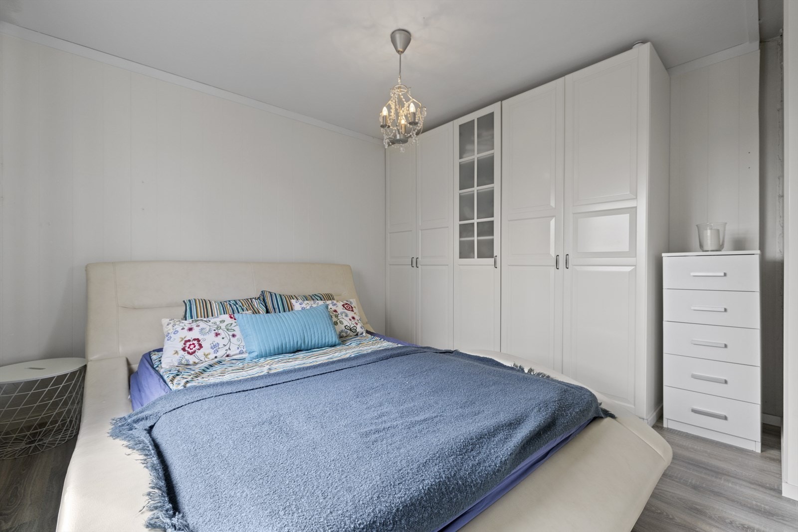 Det medfølger praktisk stort garderobeskap til oppbevaring av klær og annet ønsket inventar. Galleribilde