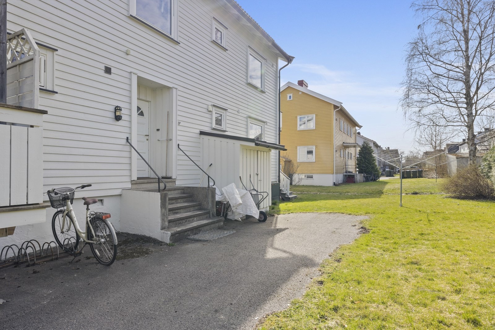 Leiligheten ligger flott til i byggets 2. etasje Galleribilde