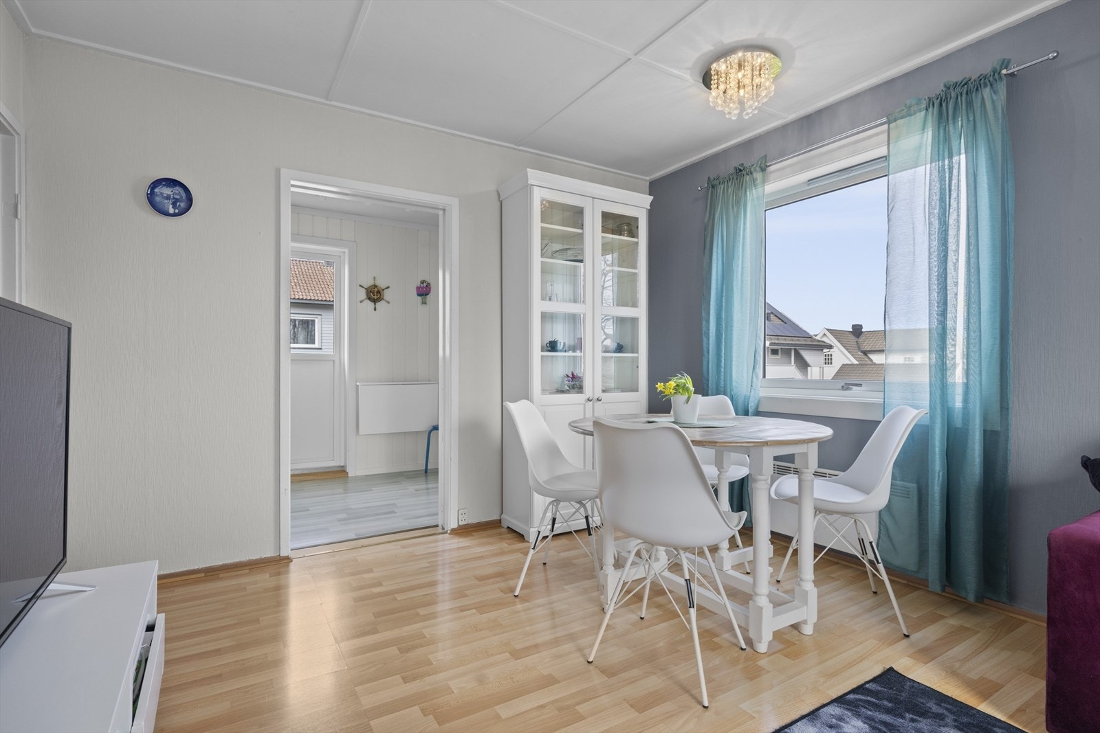 I naturlig tilknytning til stuen og kjøkkenet er det avsatt plass til et praktisk spisebord. Her kan du invitere venner og familie til hyggelige måltider og sosialt samvær Galleribilde