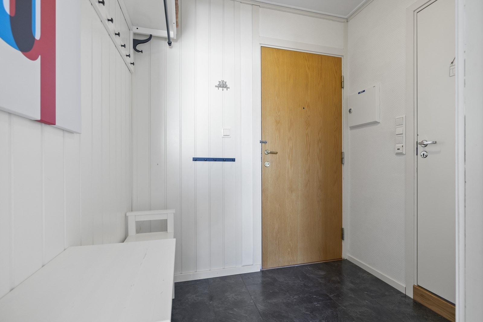 Romslig entré som gir deg et godt førsteinntrykk av boligen. God plass til oppbevaring av yttertøy og sko. Galleribilde