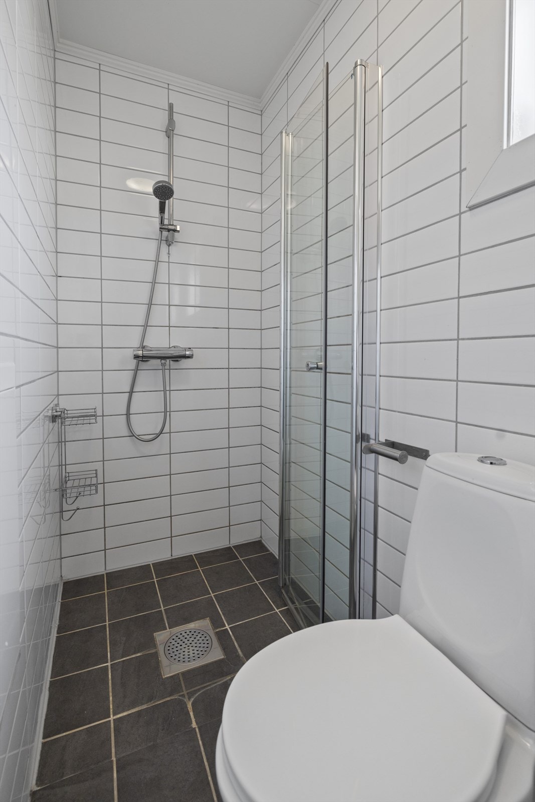 Videre består innredningen av et gulvstående toalett. Det er montert taklampe i himlingen, og det er lagt elektriske varmekabler i gulvet. Badet ventileres via en elektrisk vifte og vindu, tilluft via spalte under dørblad. Galleribilde