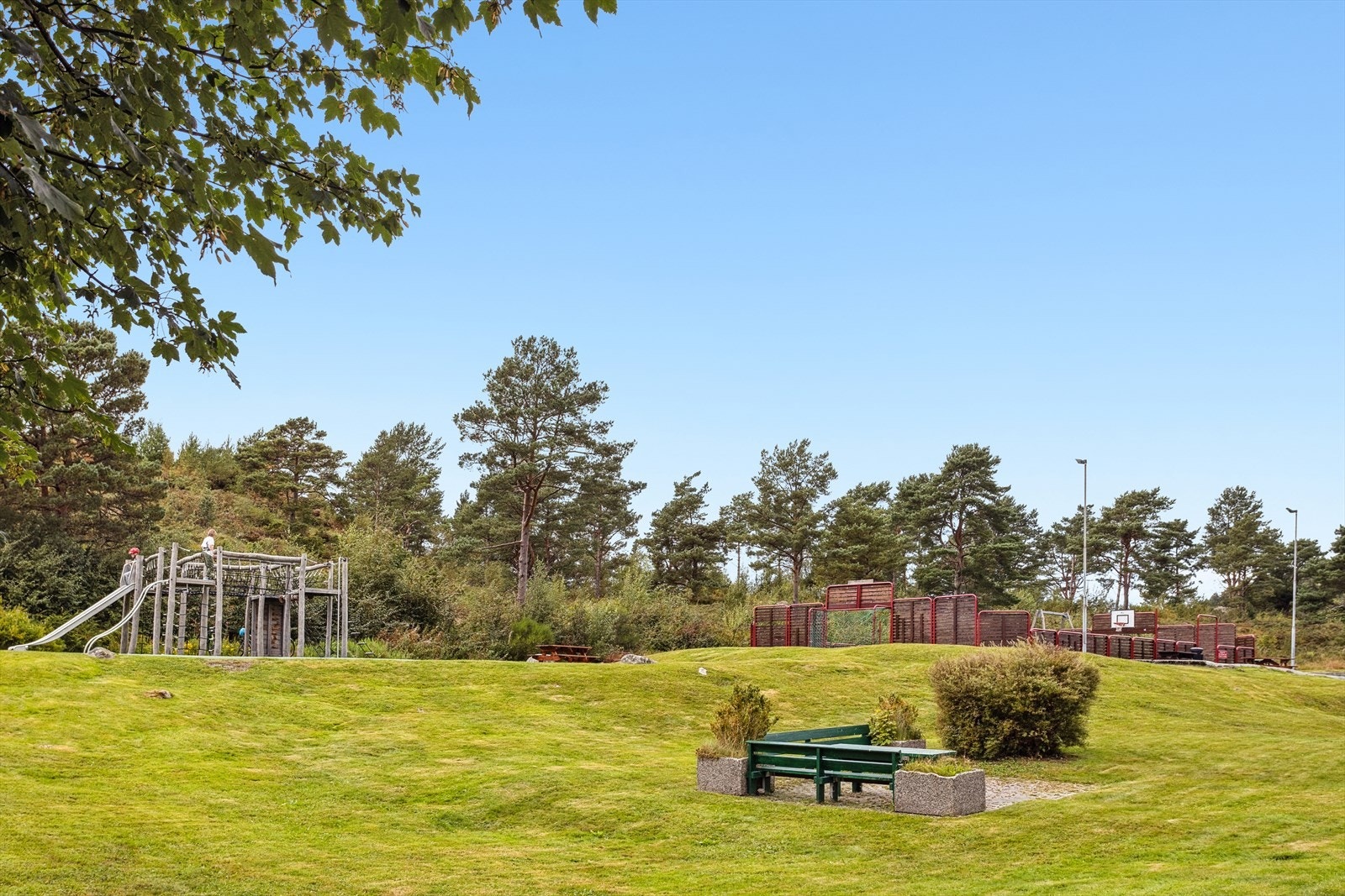 Svært barnevennlig bomiljø med lekeplass og ballbinge. Galleribilde
