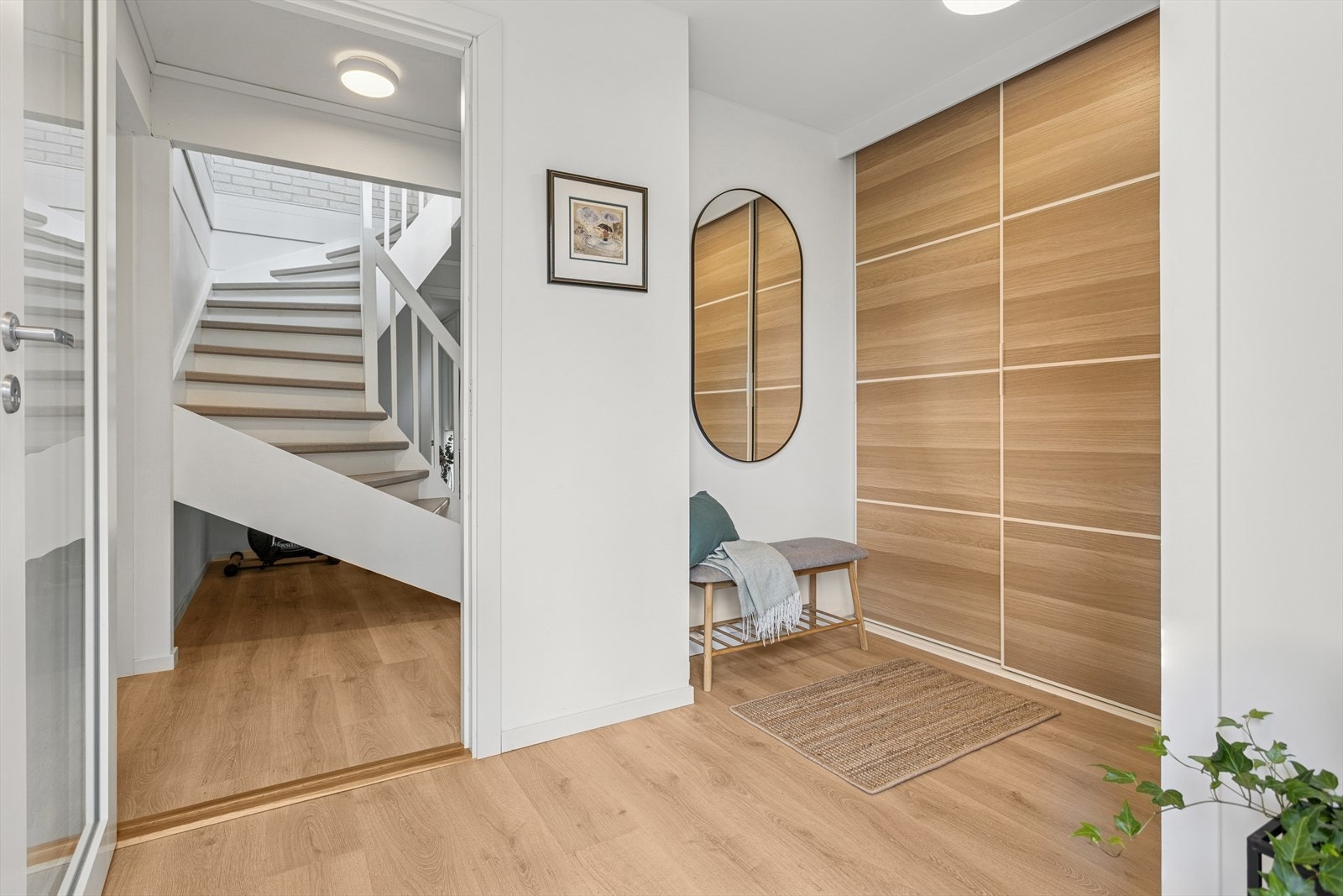 God skyvedørsgarderobe gjør det enklere å holde gangen ryddig. Galleribilde