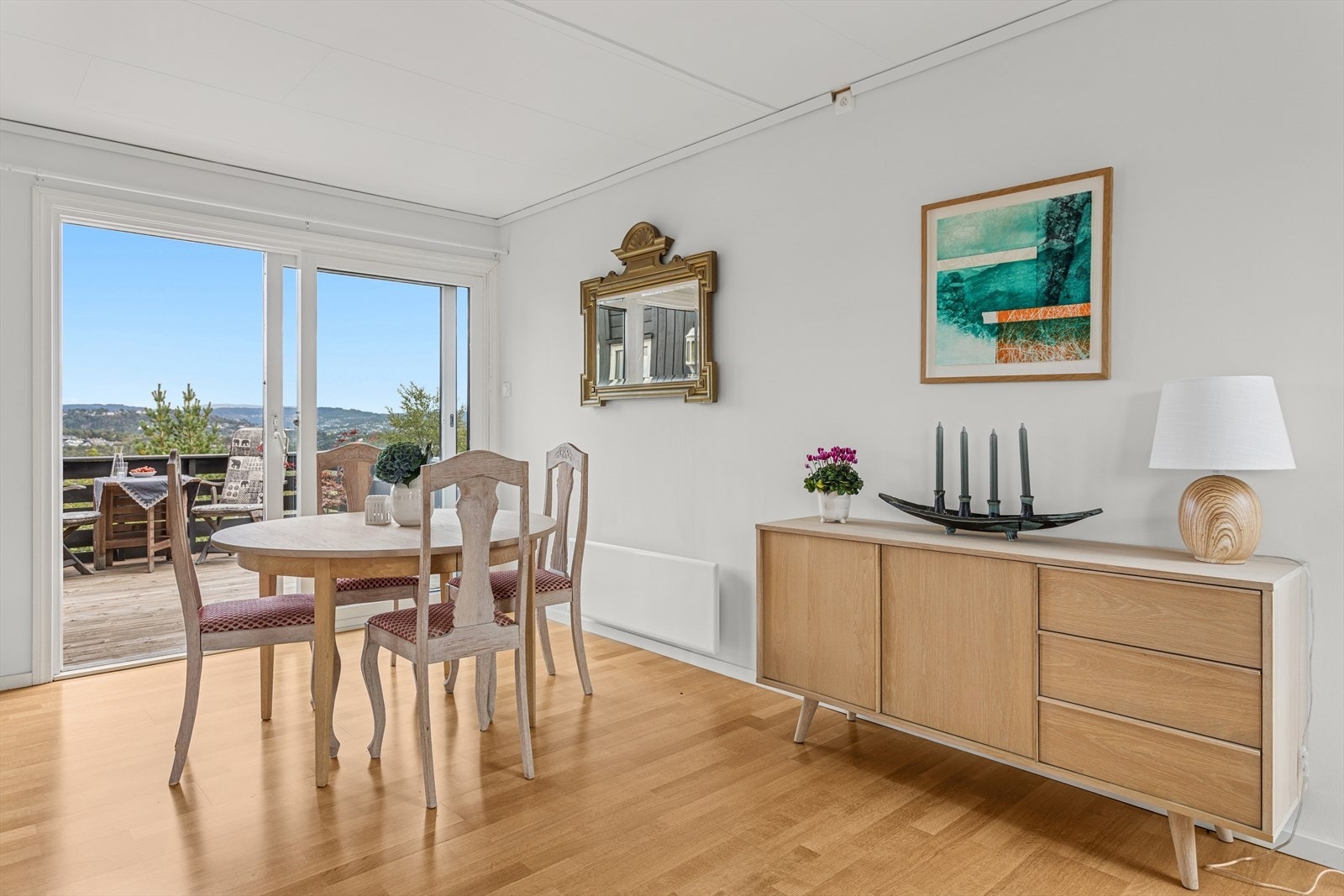 Fra spisestuen har du direkte utgang til en av boligens 2 balkonger. Galleribilde