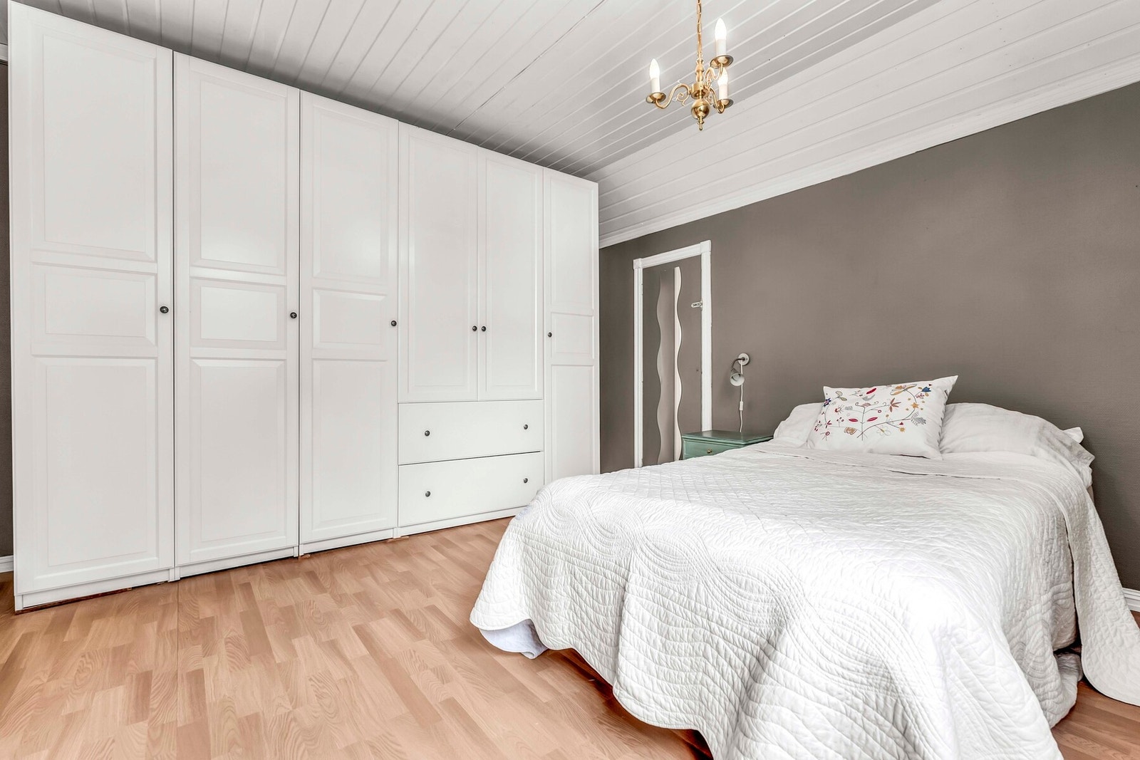 Soverommet har god plass for dobbeltseng og har stort garderobeskap Galleribilde