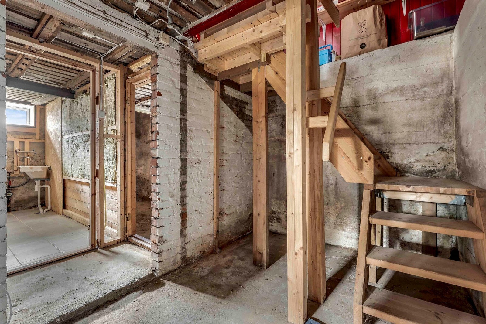 Trapperom i kjeller med ekstra lagring Galleribilde