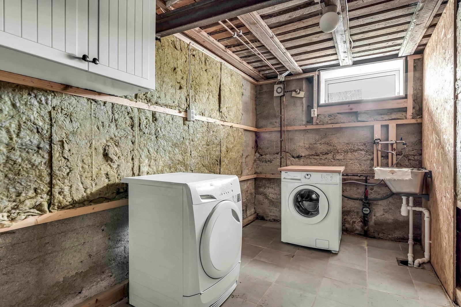 Enkelt, men praktisk vaskerom i kjelleren Galleribilde