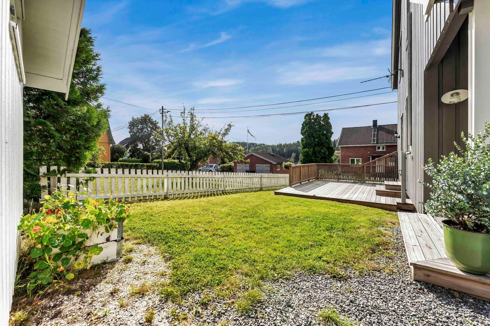 Koselige gressplener og tilgang til flere terrasser og plattinger Galleribilde