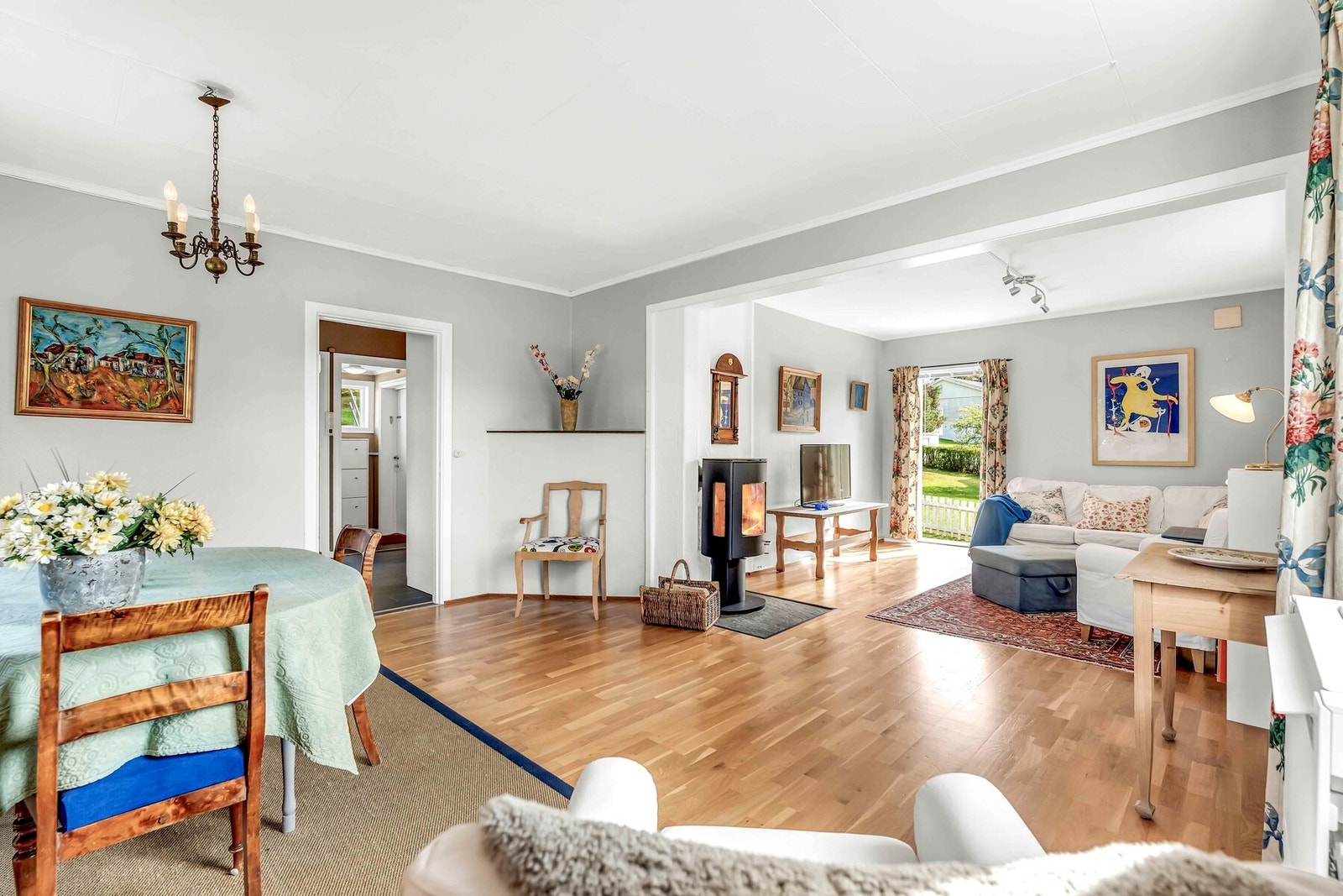 Stuen er romslig og med tilgang til flere soner Galleribilde