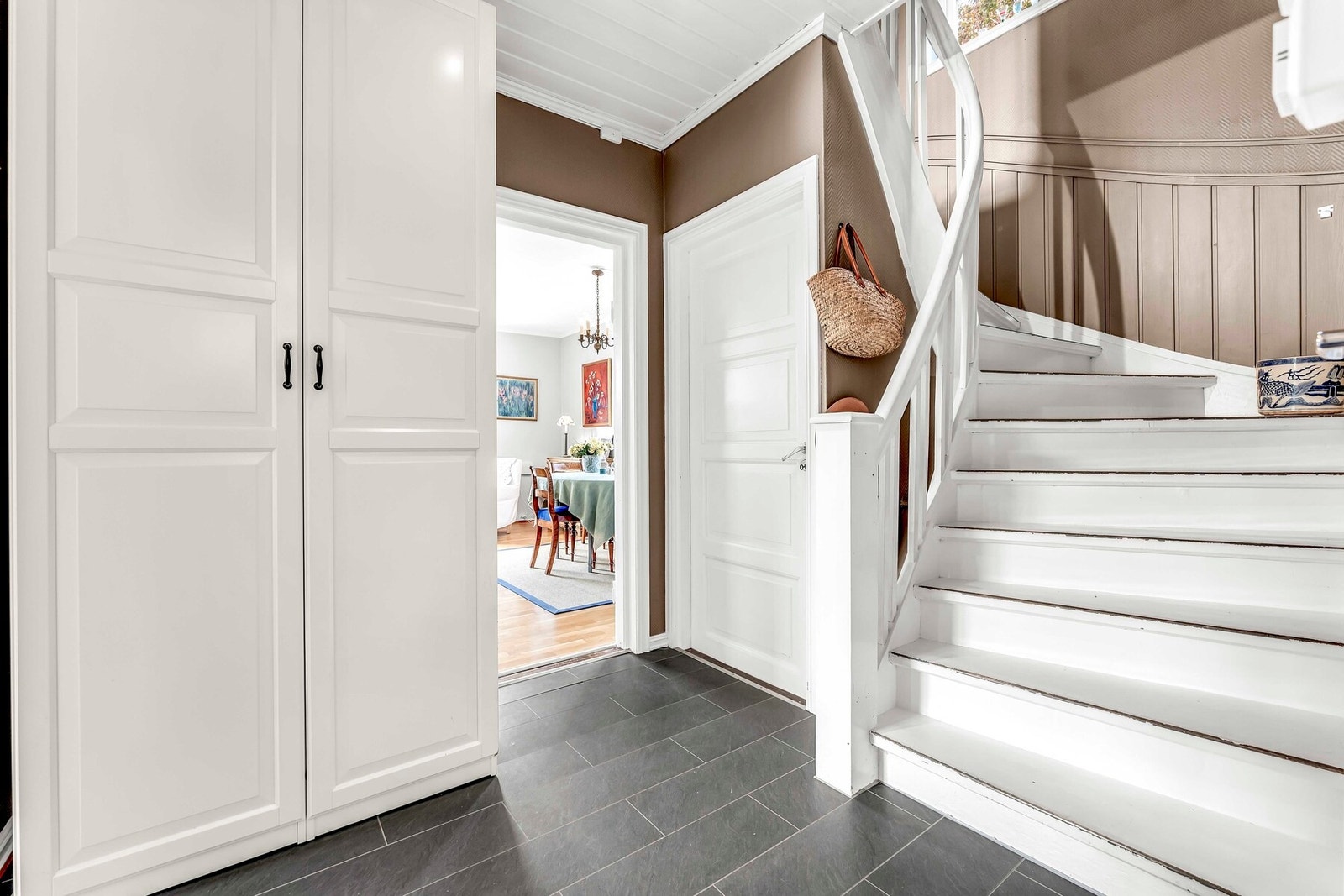 I hallen har man tilgang til garderobeskap for oppheng av yttertøyet Galleribilde