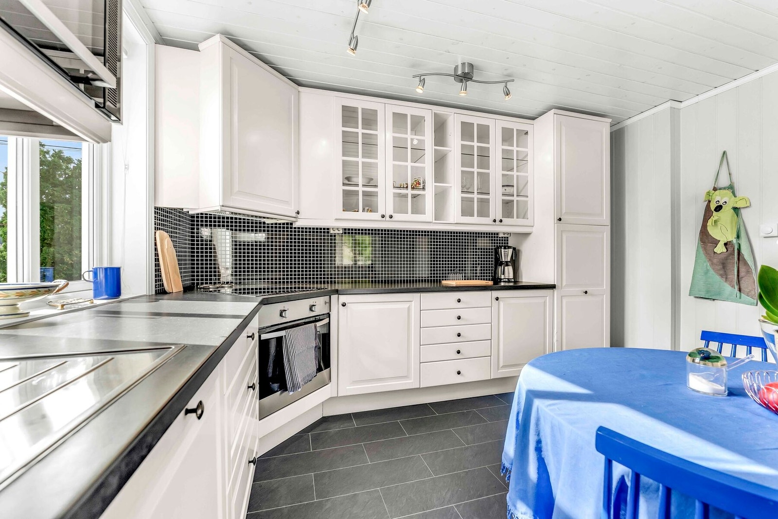 Kjøkkenet har rikelig med skap - og benkeplass Galleribilde