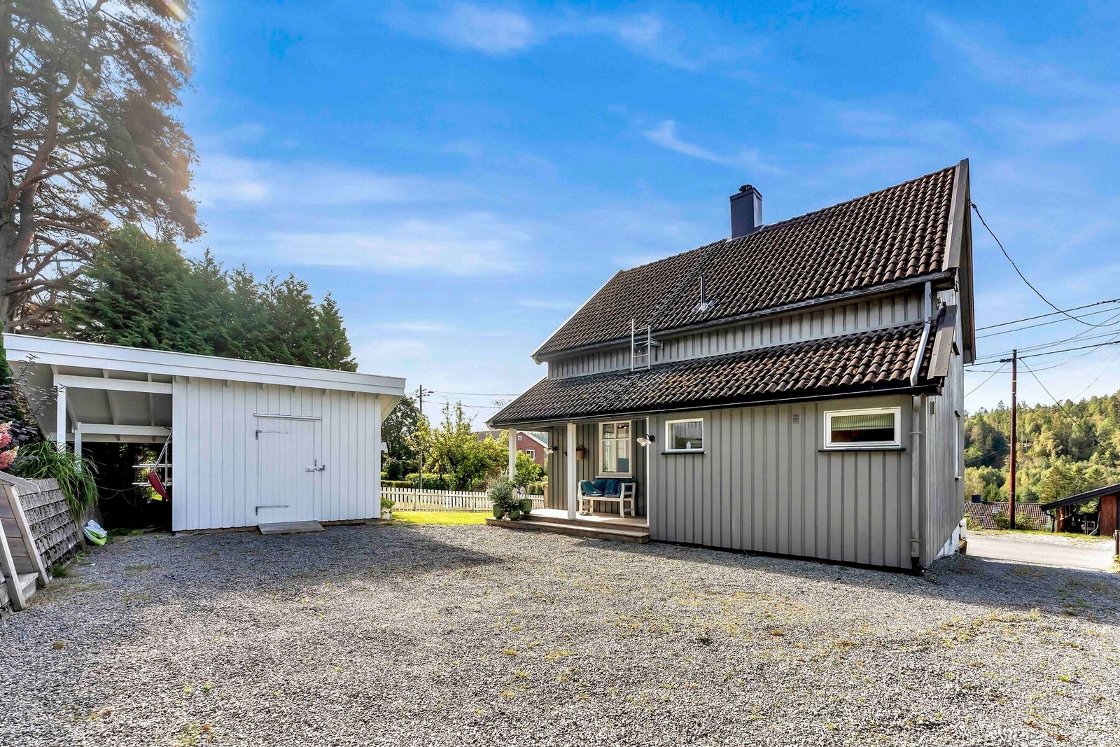 Romslig gårdsplass med flere biloppstillingsplasser Galleribilde