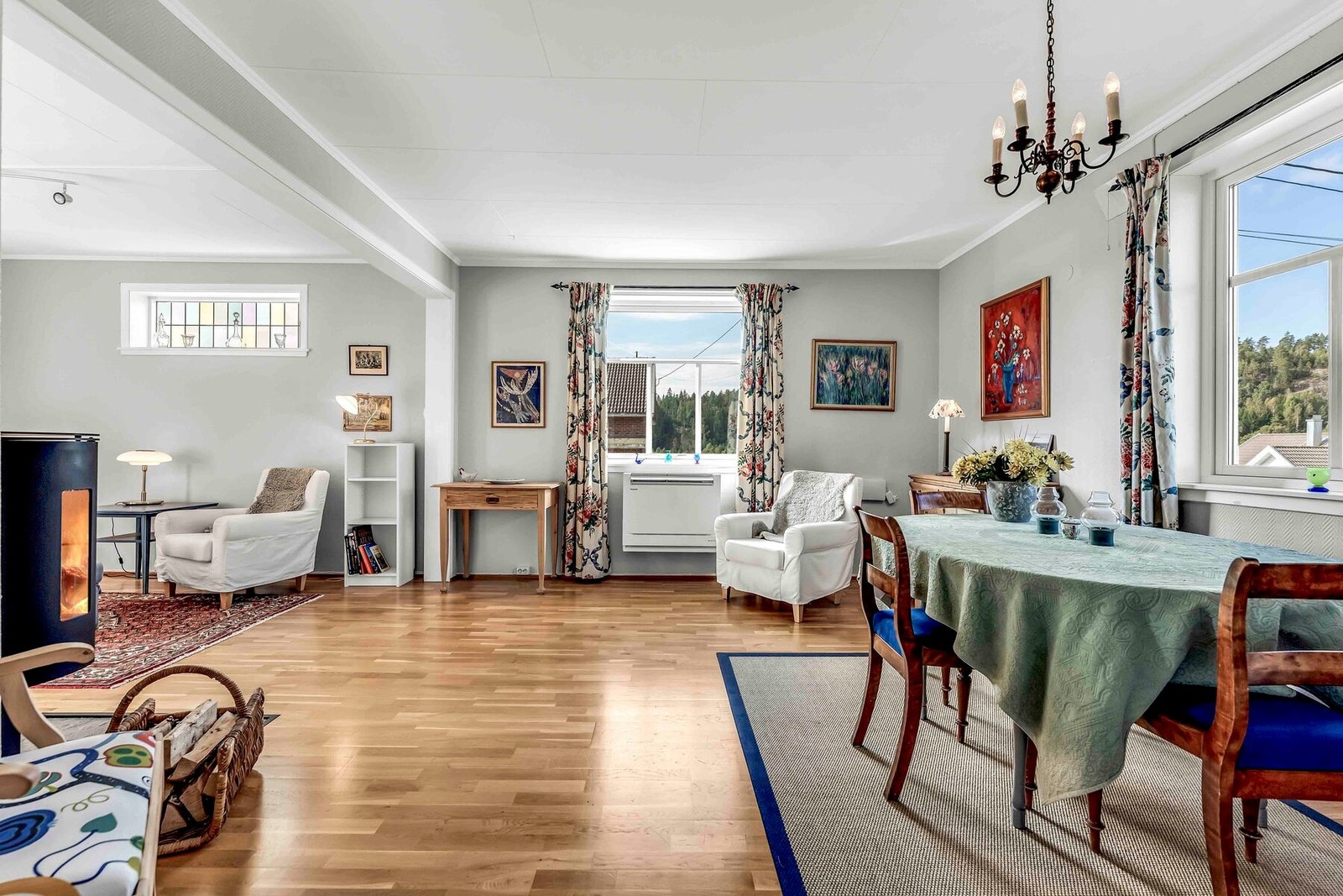 I stuen har man god plass til spisegruppe, lesekrok og tv-krok Galleribilde