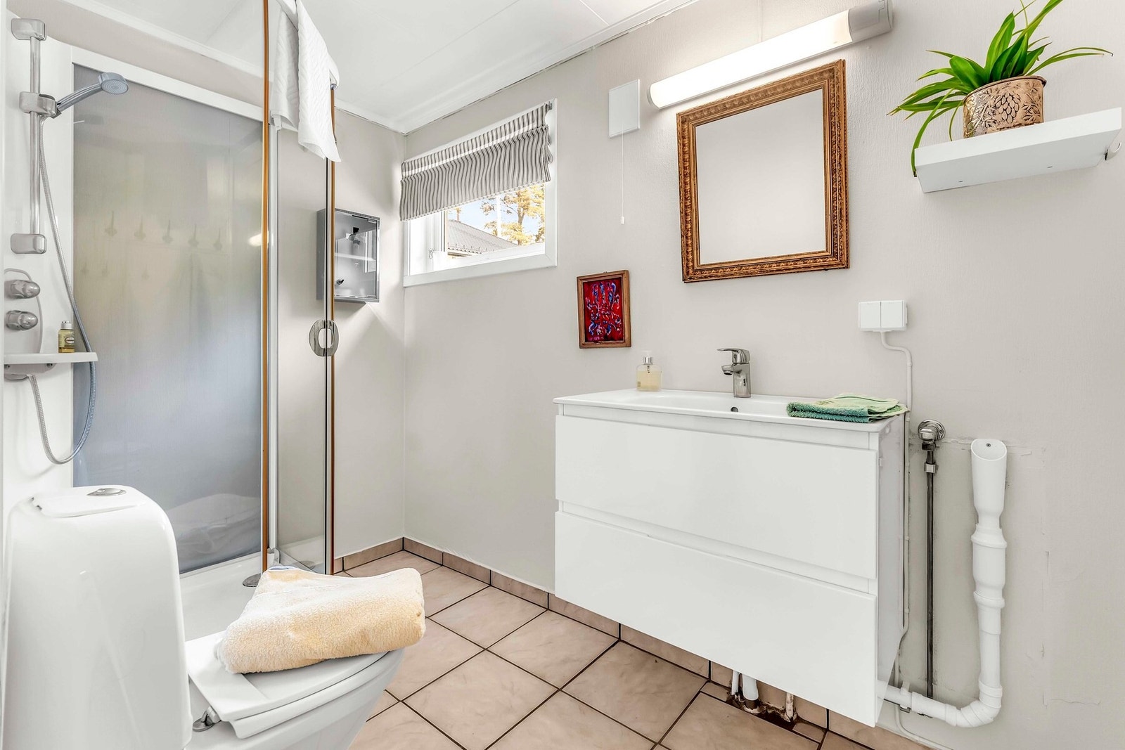 Praktisk og romslig baderom i 1.etg. Varmekabler i gulvet og opplegg for vaskemaskin Galleribilde