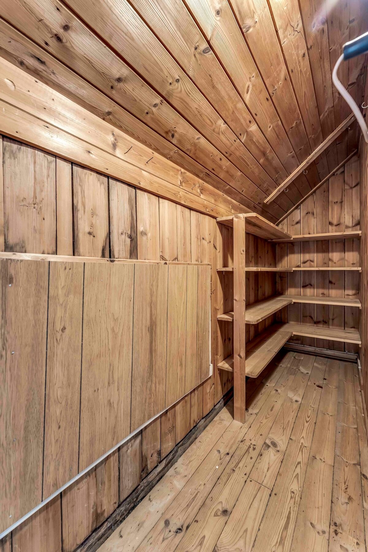 Praktiske kneloft i boligen for ekstra lagringsplass Galleribilde