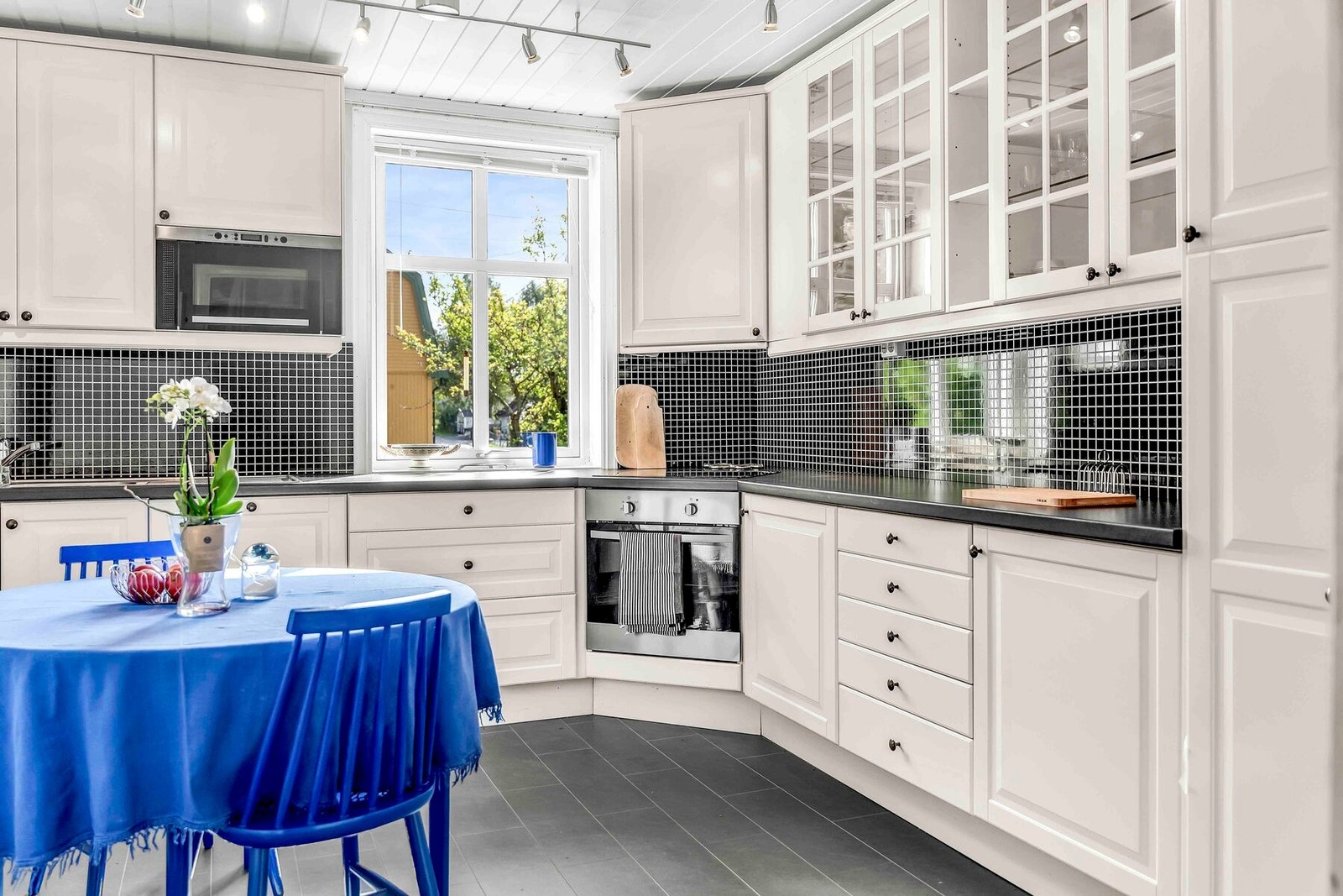 Kjøkkenet har god plass for et frokostbord til familien Galleribilde