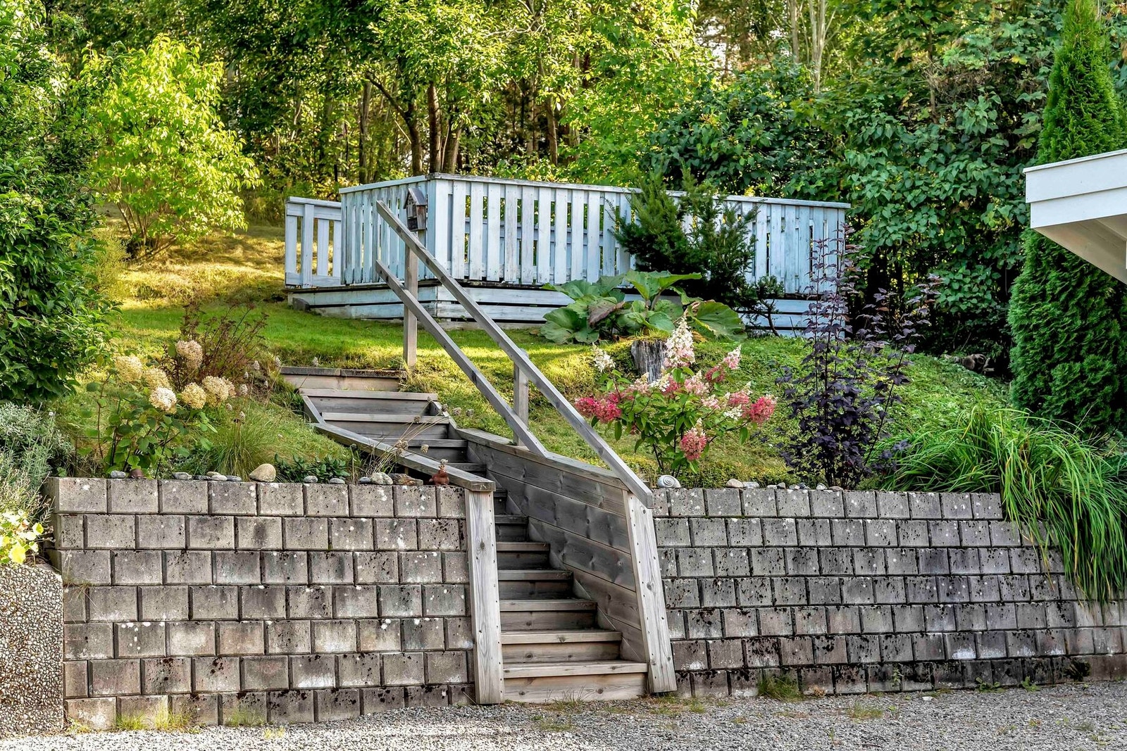 Pent opparbeidet fra gårdsplass og opp til skjermet hageparti Galleribilde