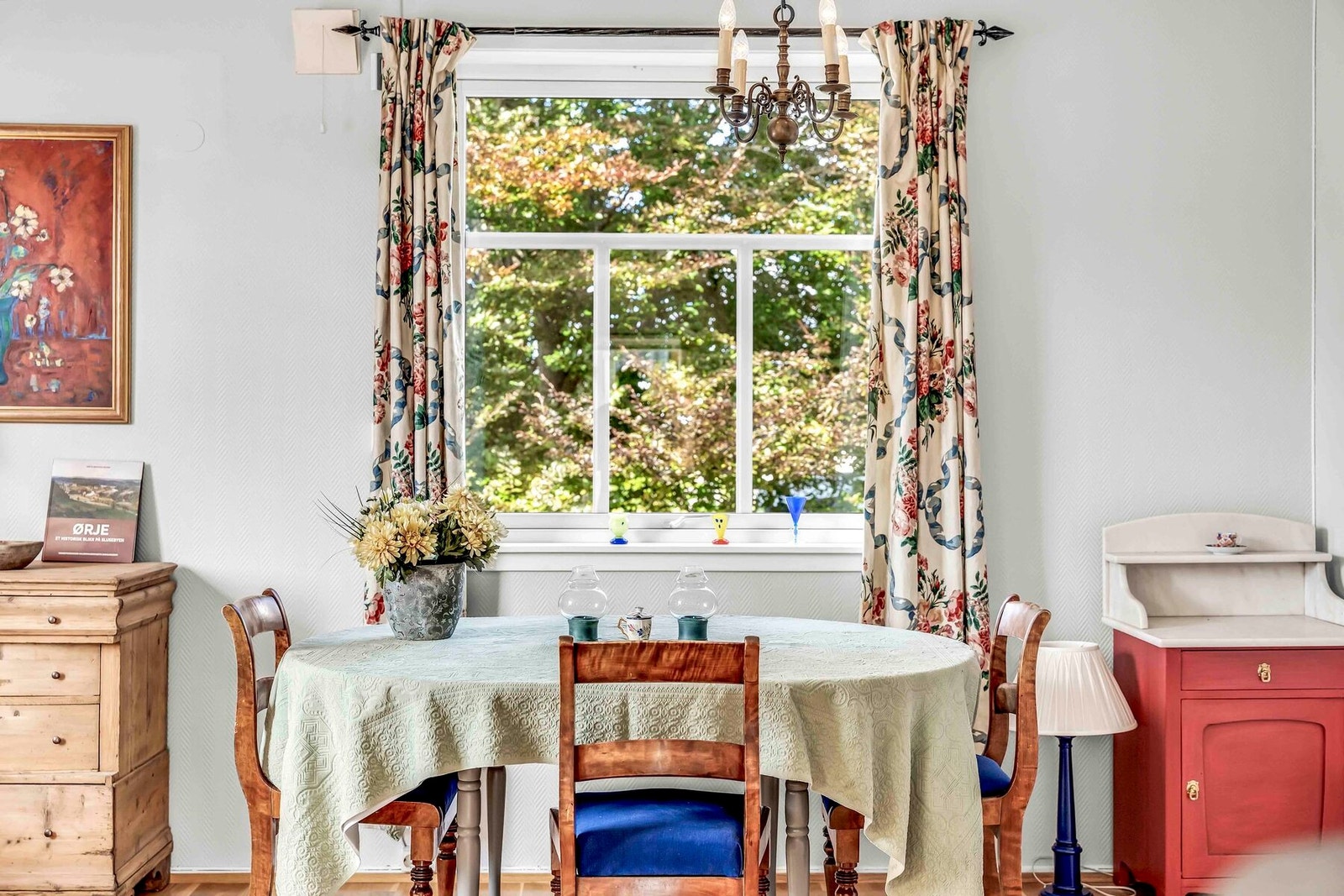 Fra spiseplassen har man utsikt over grøntarealer Galleribilde