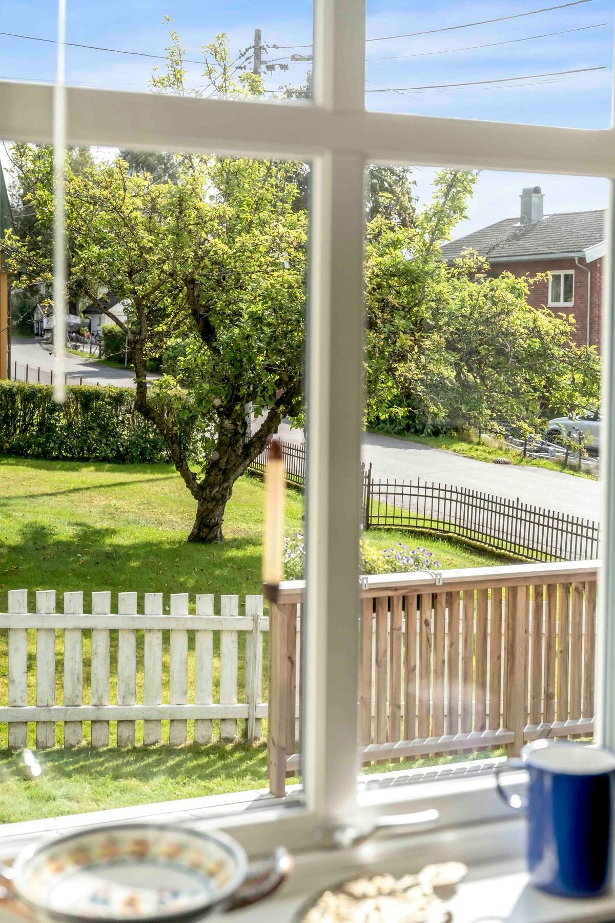 Fra kjøkkenet har man utsikt over terrassen og hagen Galleribilde