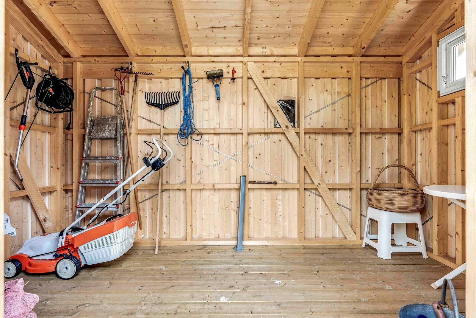 Ute har man en nyere utebod for ekstra lagring til uteredskapene Galleribilde