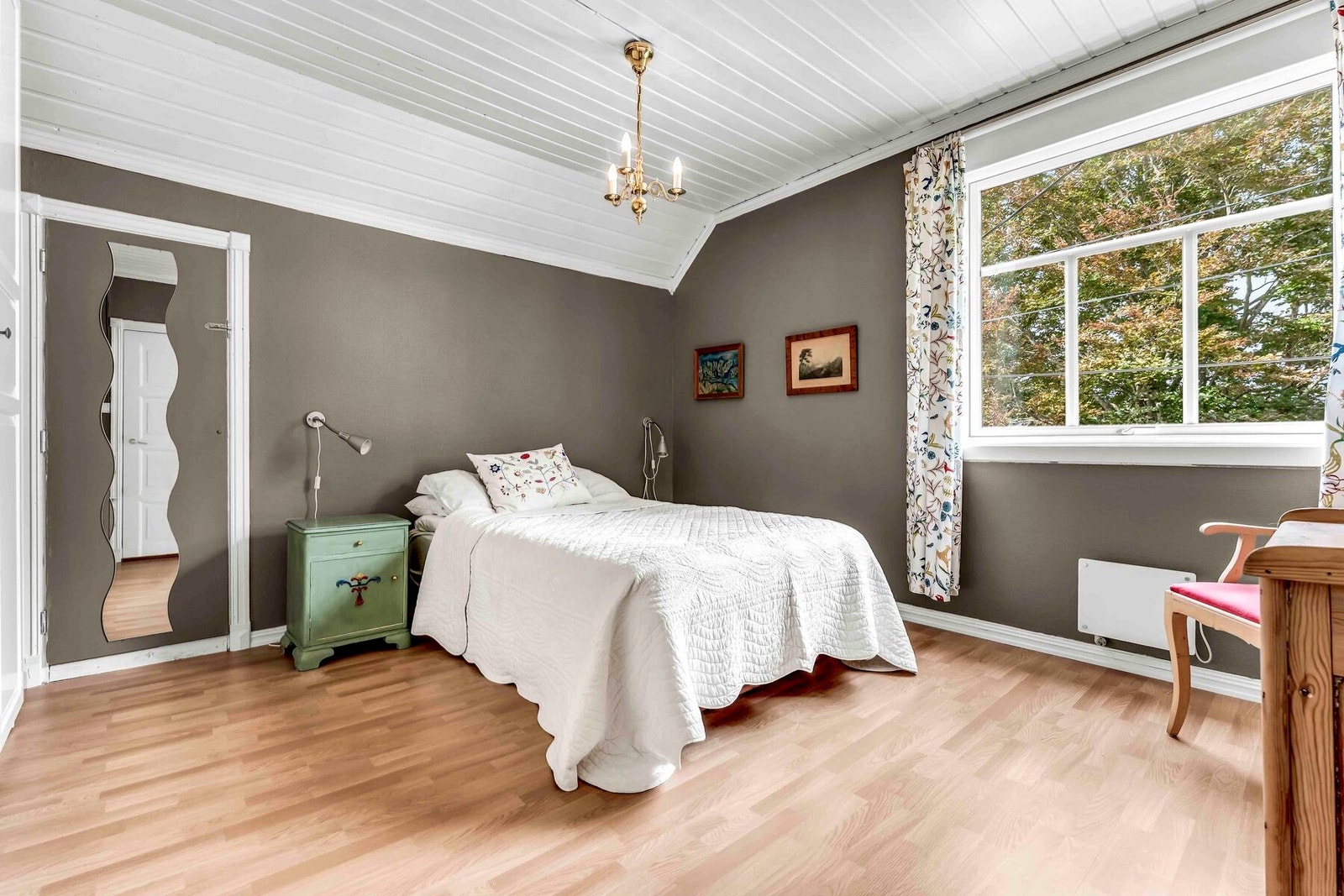 Hovedsoverommet er romslig og med rikelig naturlig lys Galleribilde