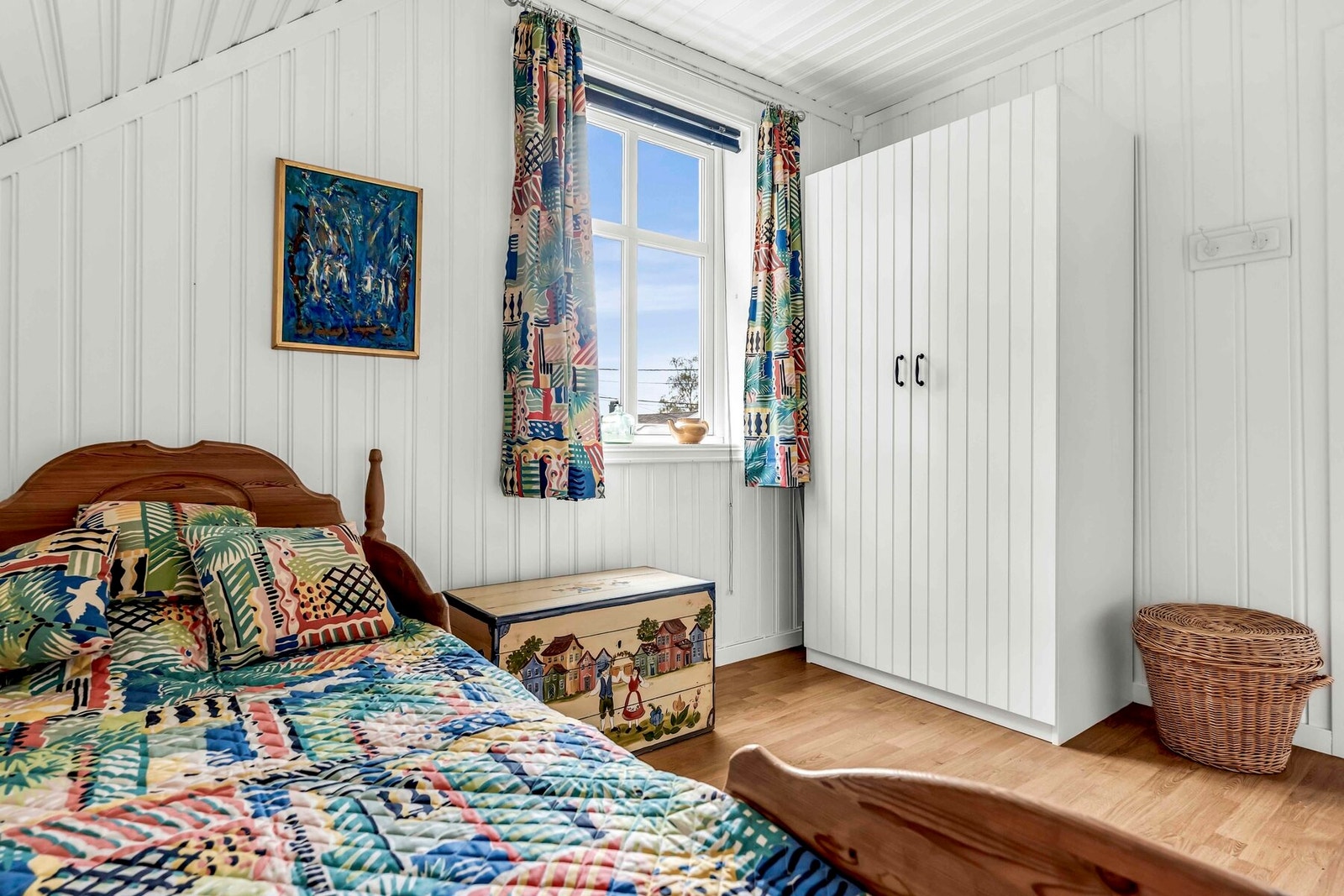 Også her har man garderobeplass og plass for en større seng Galleribilde