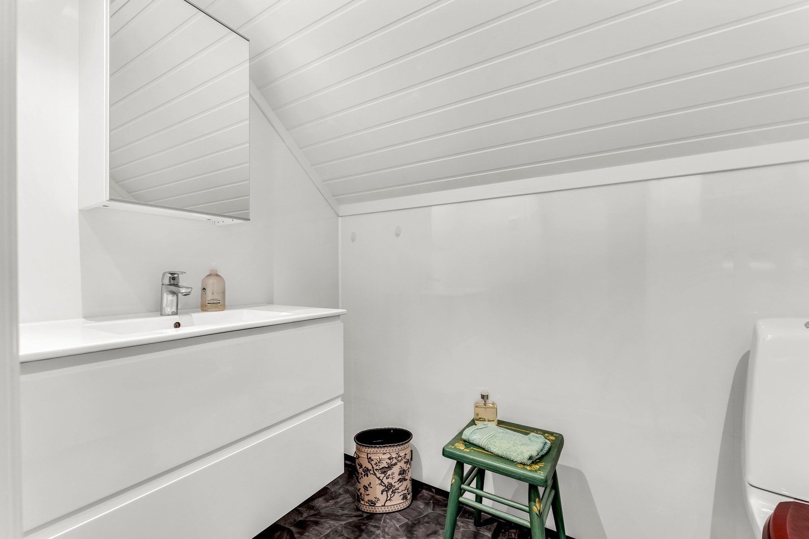 Praktisk og lyst toalettrom Galleribilde