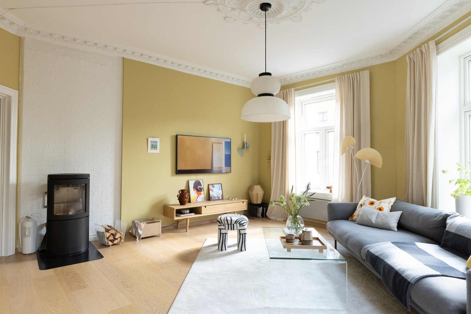 Stuen har en stemningsfull peisovn som virkelig skaper stemning i leiligheten på kalde høstdager. Galleribilde