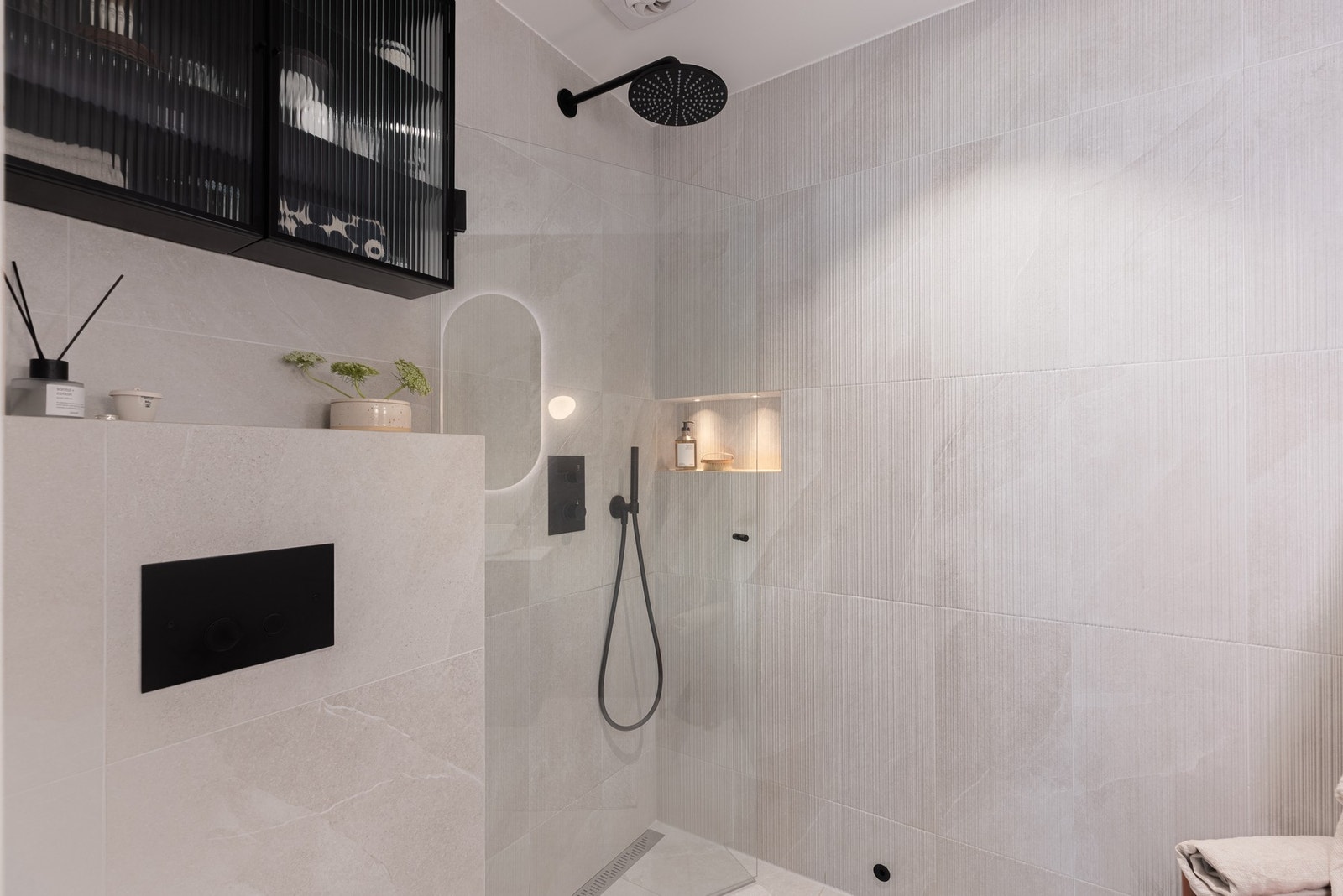 Badet er innredet med dusjhjørne og lekkert regnfallsdusj, vegghengt toalett, underskap med servant. Galleribilde