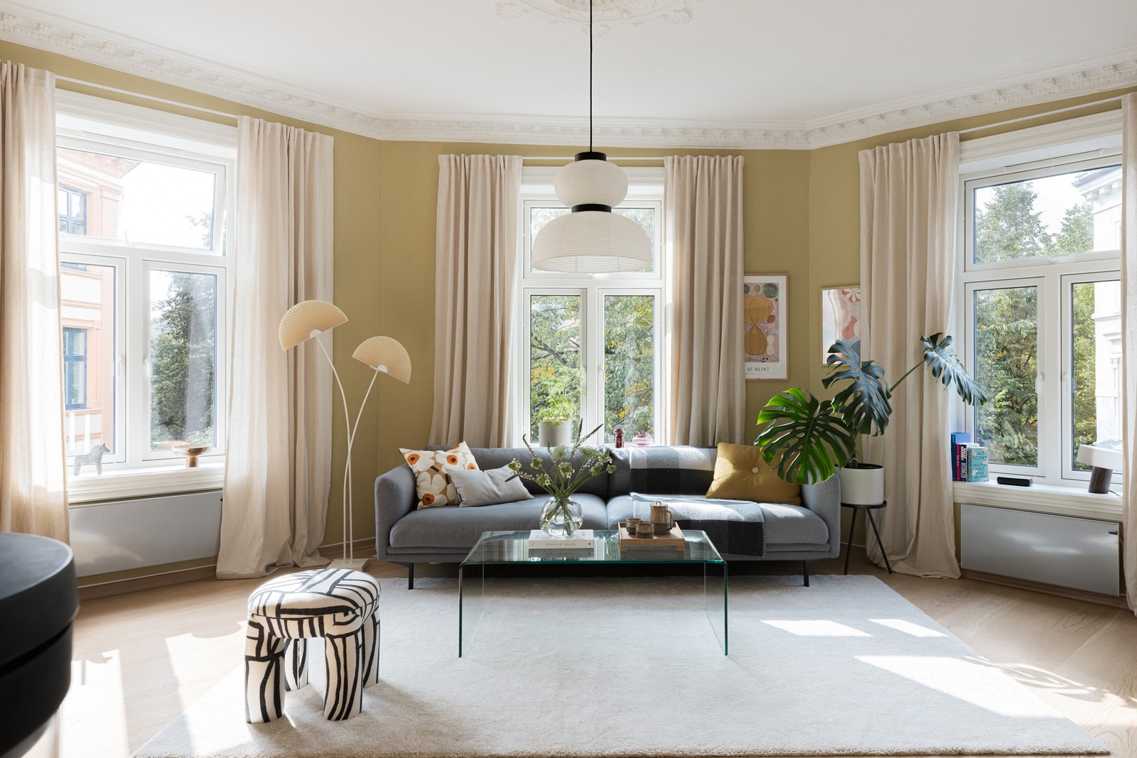 Svært generøs takhøyde målt til 2,87 m med klassiske detaljer som stukkatur og takrosett. Galleribilde