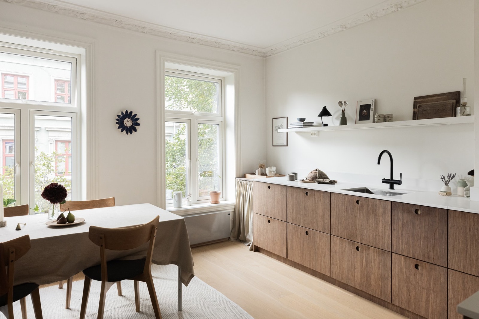 Innholdsrikt kjøkken med integrerte hvitevarer og rikelig av lagringsplass. Galleribilde