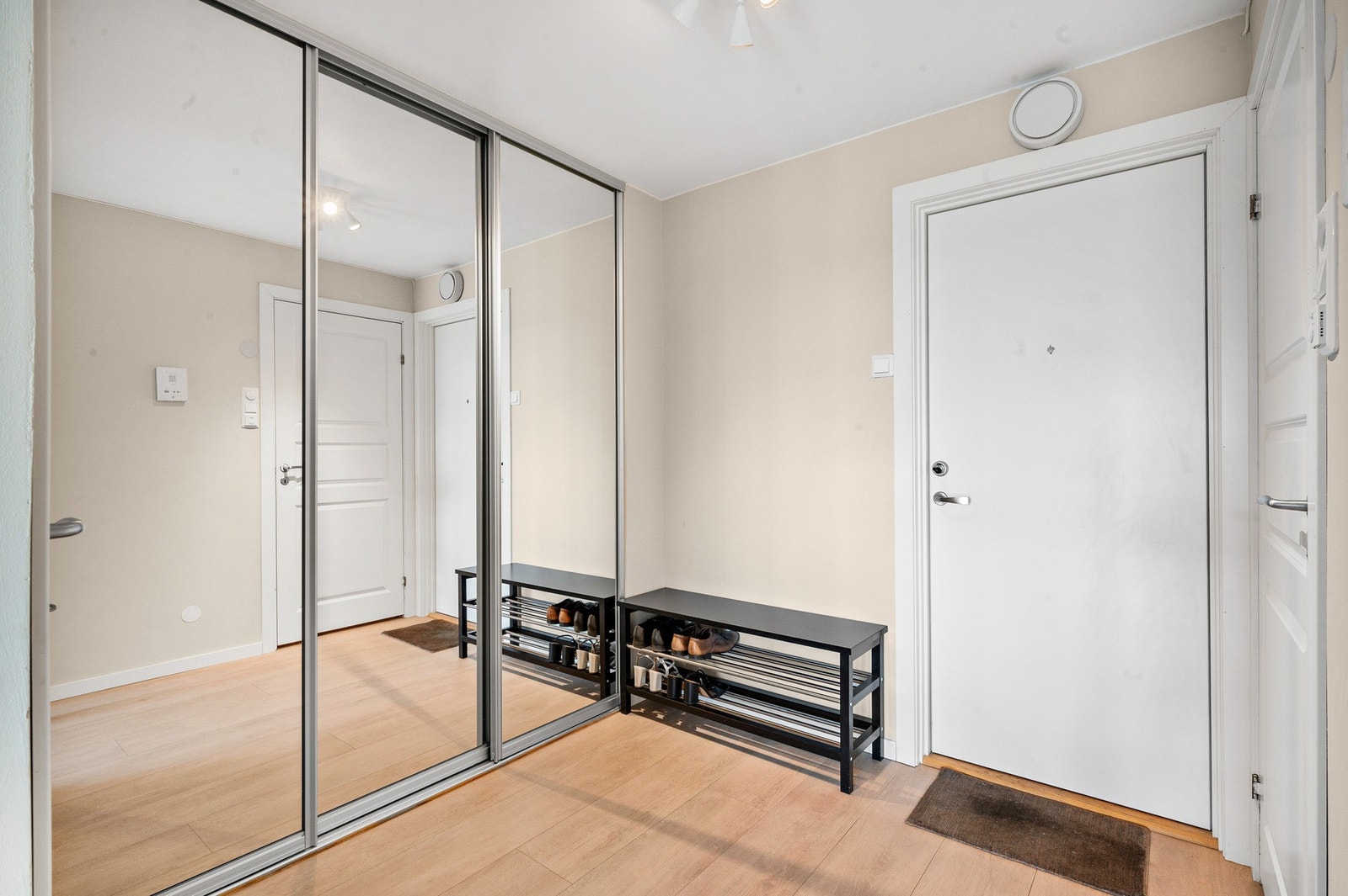 Leiligheten har rikelig med oppbevaringsplass og praktiske løsninger. I entréen har du en stor skyvedørsgarderobe med speildører. Galleribilde