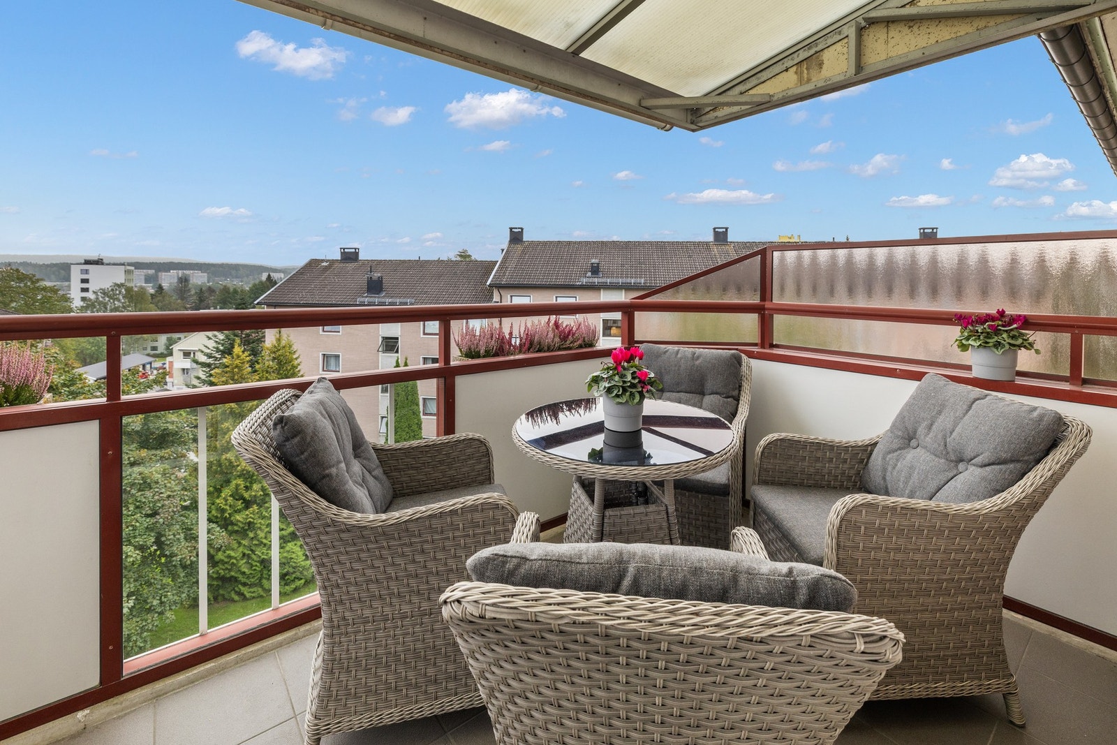 Koselig balkong som ligger høyt og fritt. Her sitter du helt usjenert til. Galleribilde