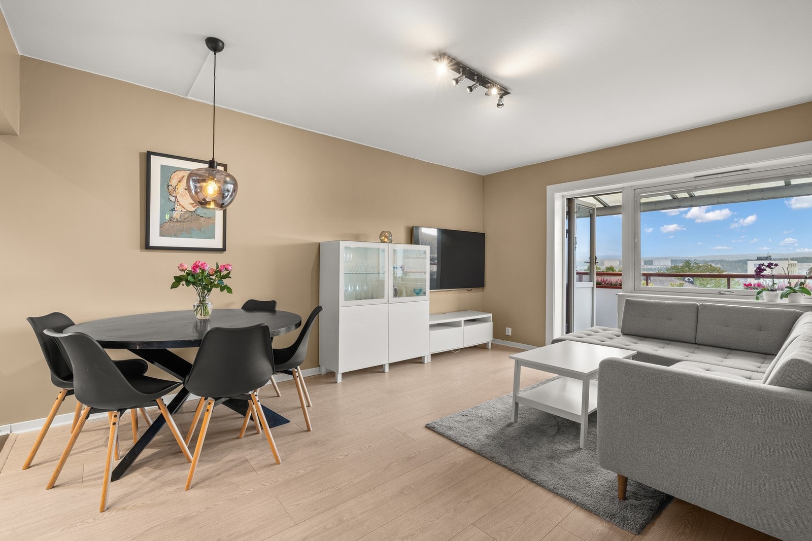 Råflott 3-roms topp- og hjørneleilighet med god standard. Galleribilde