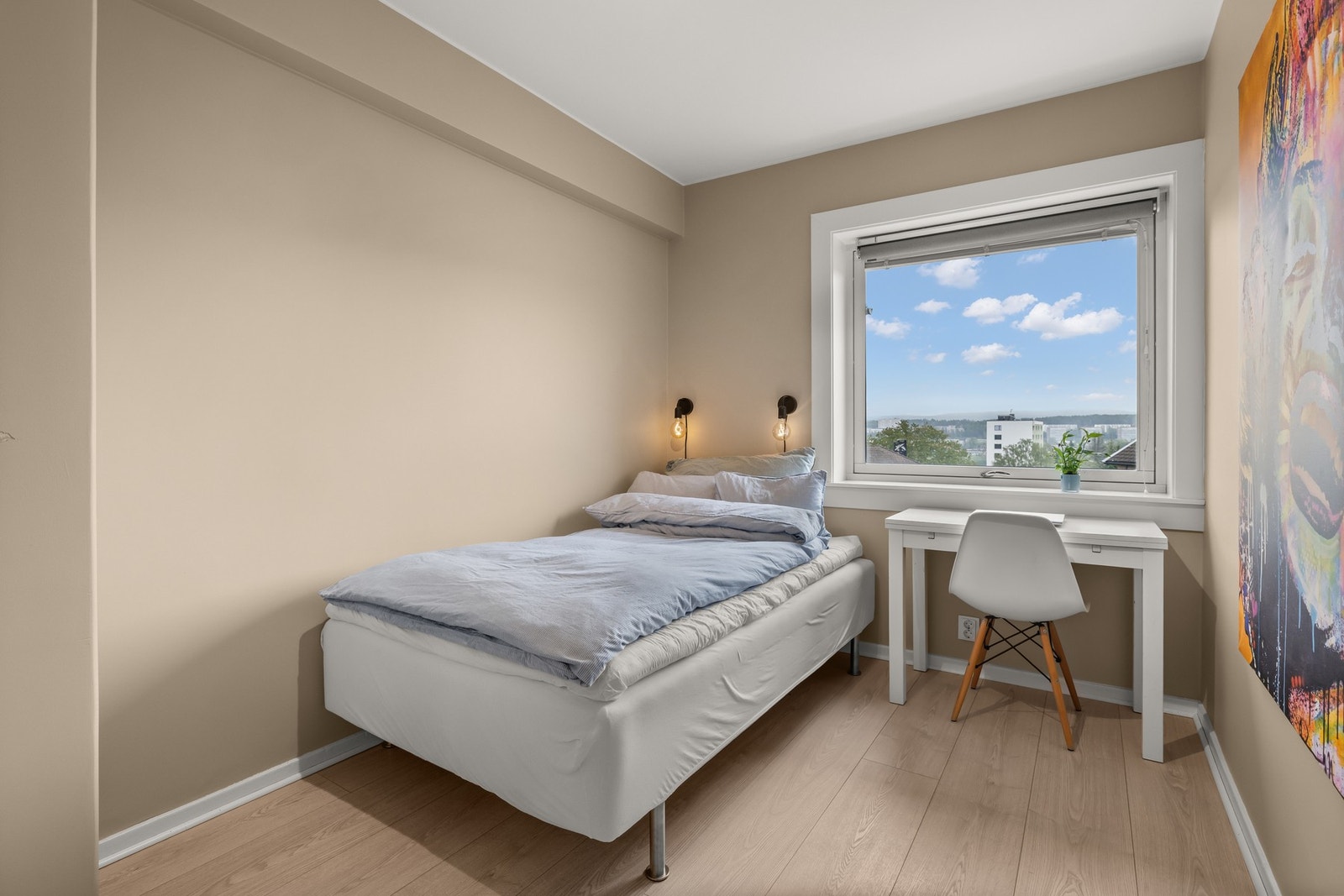 Soverom 2 med garderobeskap, kan også brukes til kontor. Galleribilde