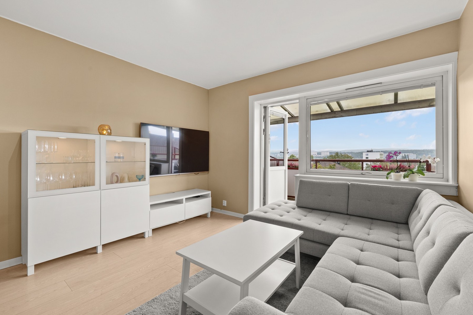 Romslig stue og store vindusflater med rikelig med lysinnslipp (vinduer og balkongdør fra 2011). Galleribilde