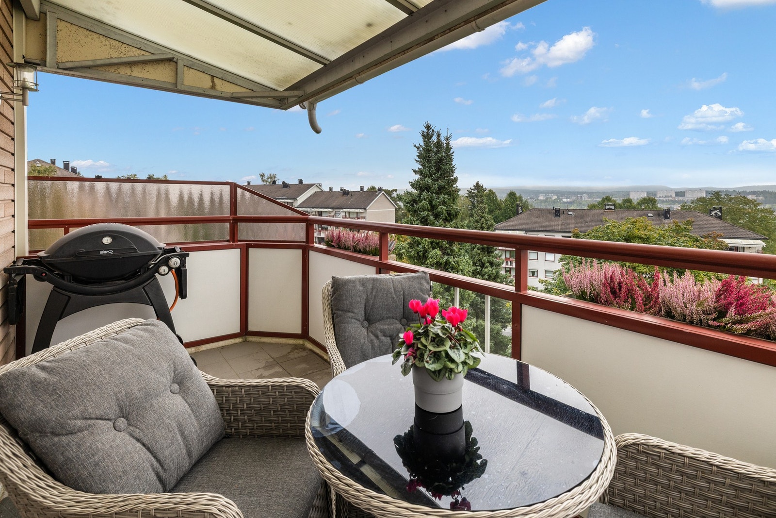 Stor balkong på ca. 7 kvm med flotte utsiktsforhold over nærområdet. Galleribilde