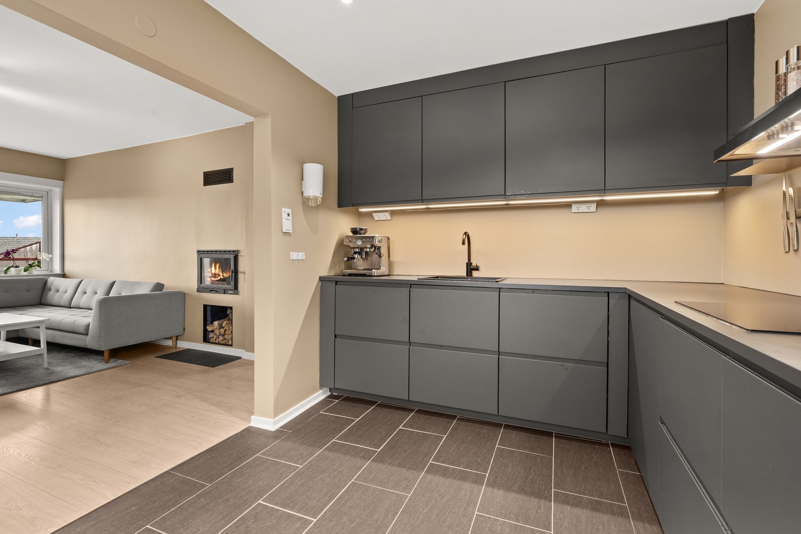 Gulvvarme på kjøkken som styres med digital termostat. Galleribilde