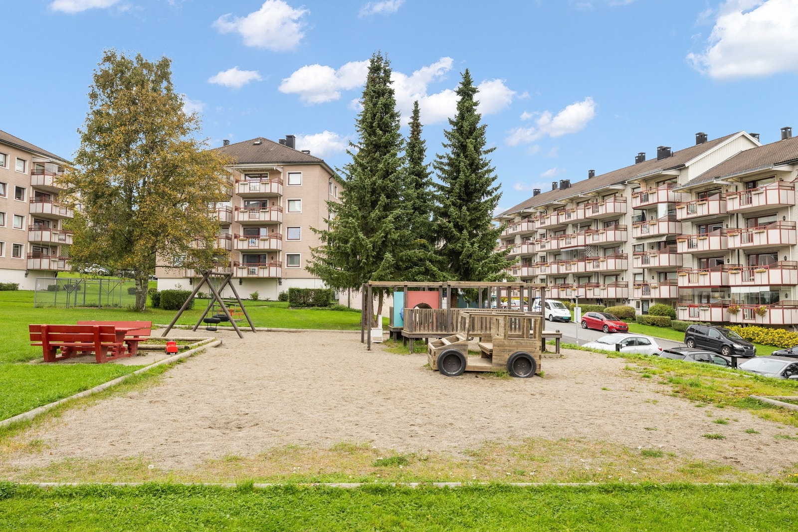 Barnevennlig med nærhet til stort grøntareal og lekeplasser. Galleribilde