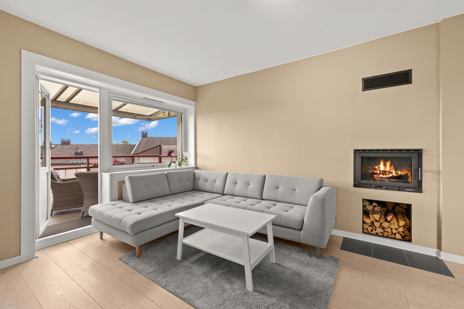 Praktisk Ildsted med peisinnsats (Nordflam Etna Ildfag) fra 2023 i stue. Galleribilde