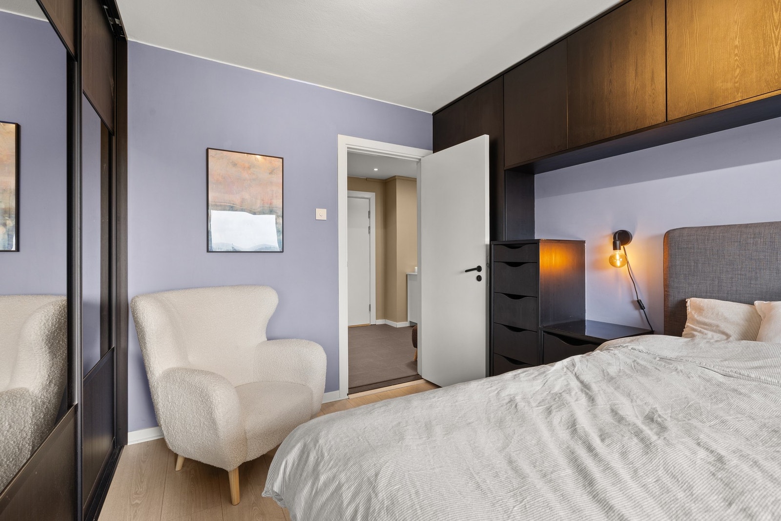 Soverom med meget god lagringsplass i stor skyvedørsgarderobe samt vegghengte skap. Galleribilde